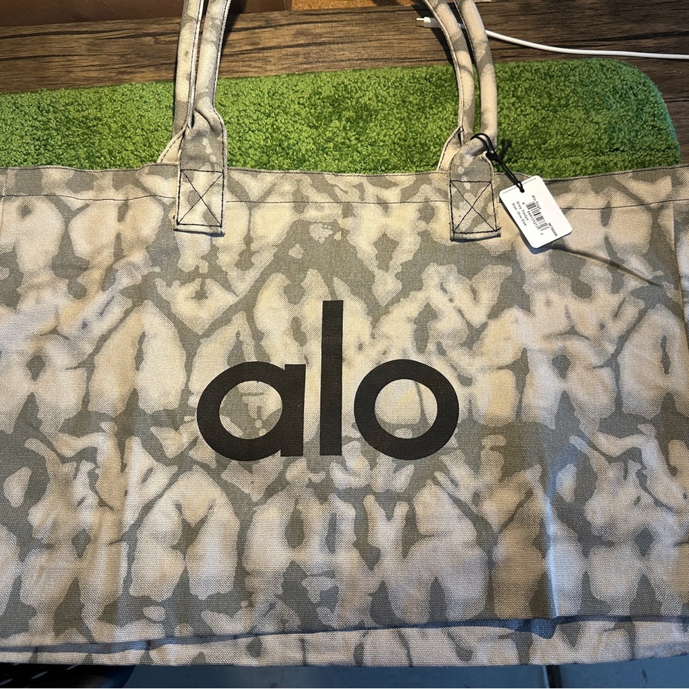 ALO Yoga Women's Tan Tote Bag